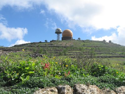 Aussichtsreiche und bequeme Runde um den höchsten Berg Lanzarotes, den Peñas del Chache mit militärischer Radarstation