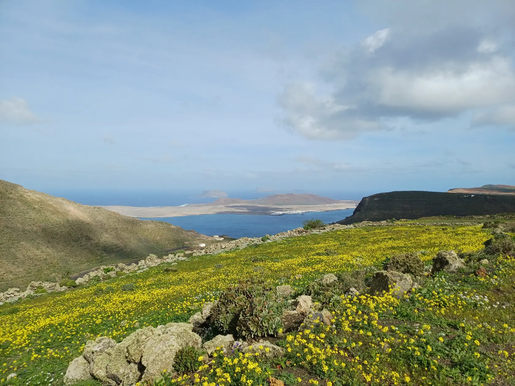 Abwechslungsreiche Rundtour auf Pisten und Wegen ab Maguez via Wetterstation – die aufblühende Vegetation und Panoramablicke genießen